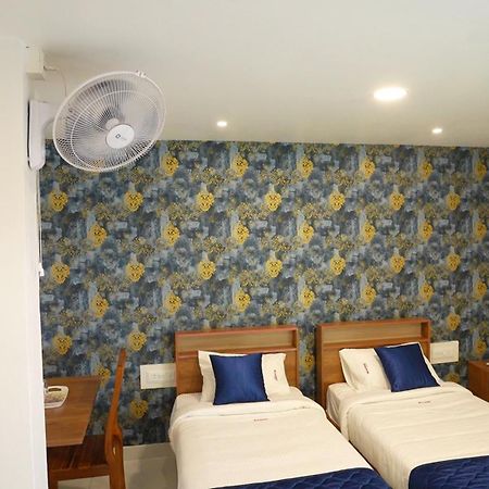 Готель Amsher Suit Lulu Mall Road Kochi Екстер'єр фото