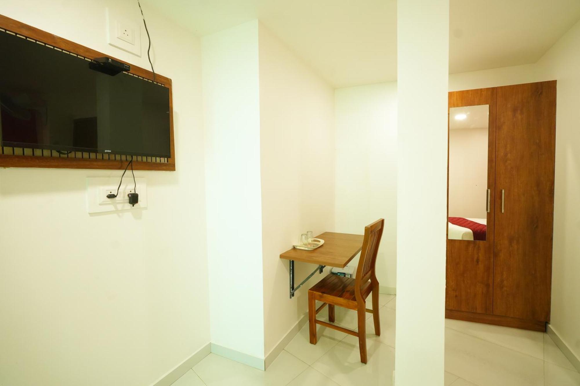 Готель Amsher Suit Lulu Mall Road Kochi Екстер'єр фото