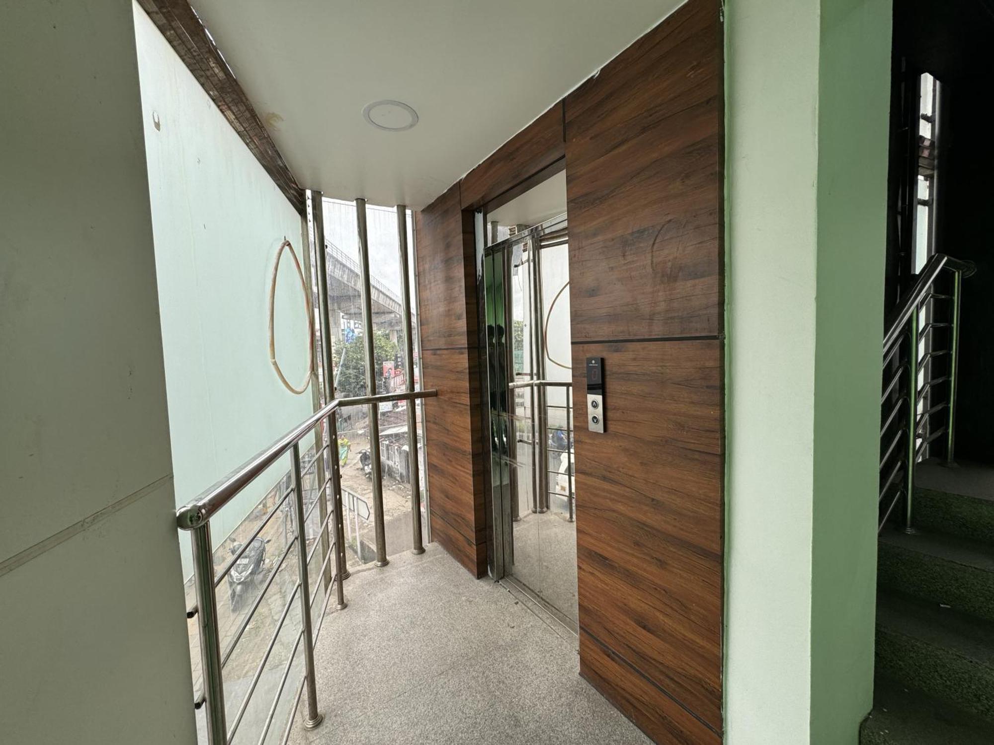 Готель Amsher Suit Lulu Mall Road Kochi Екстер'єр фото