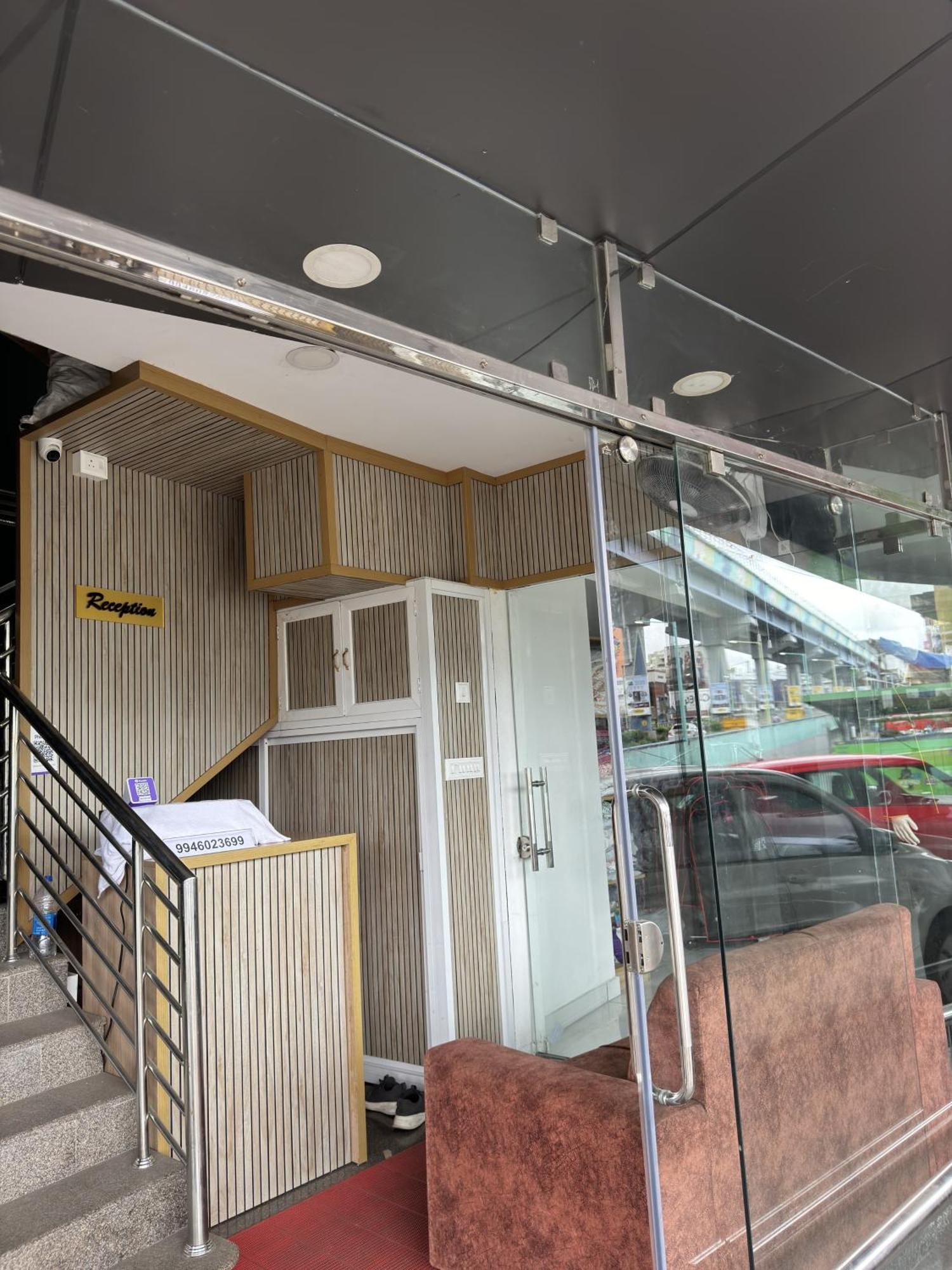 Готель Amsher Suit Lulu Mall Road Kochi Екстер'єр фото
