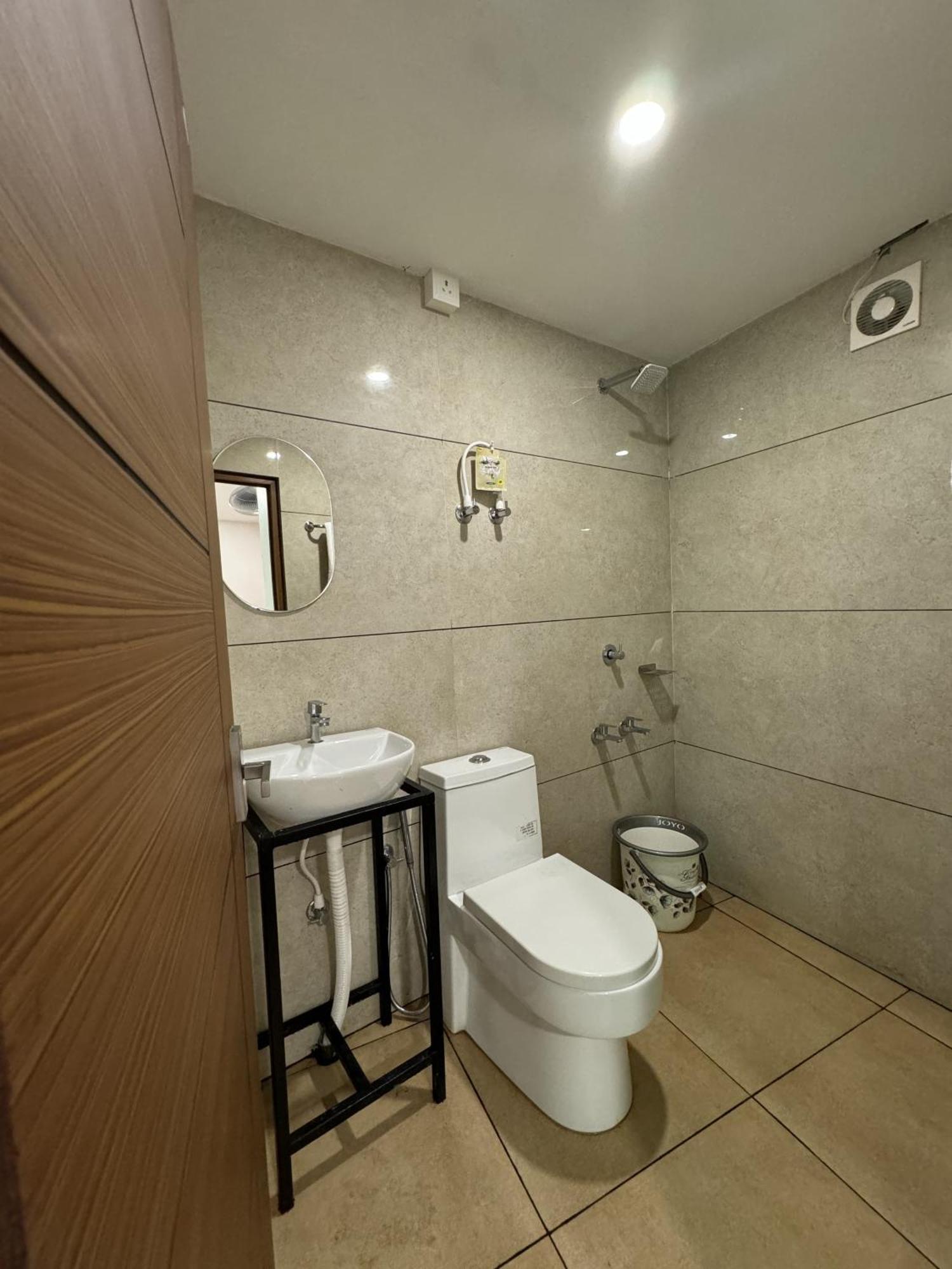 Готель Amsher Suit Lulu Mall Road Kochi Екстер'єр фото
