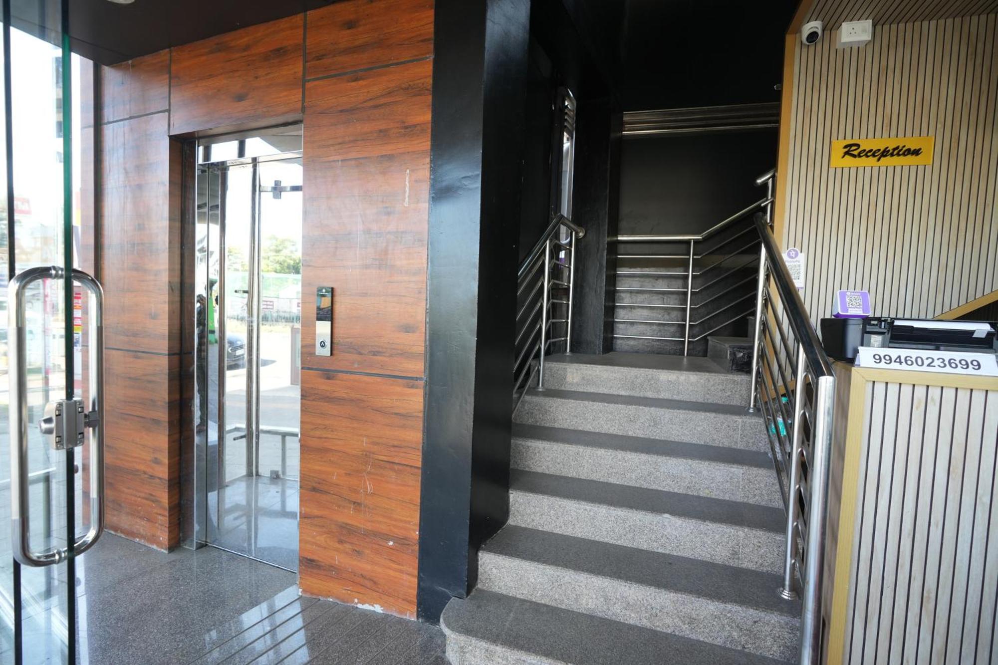 Готель Amsher Suit Lulu Mall Road Kochi Екстер'єр фото