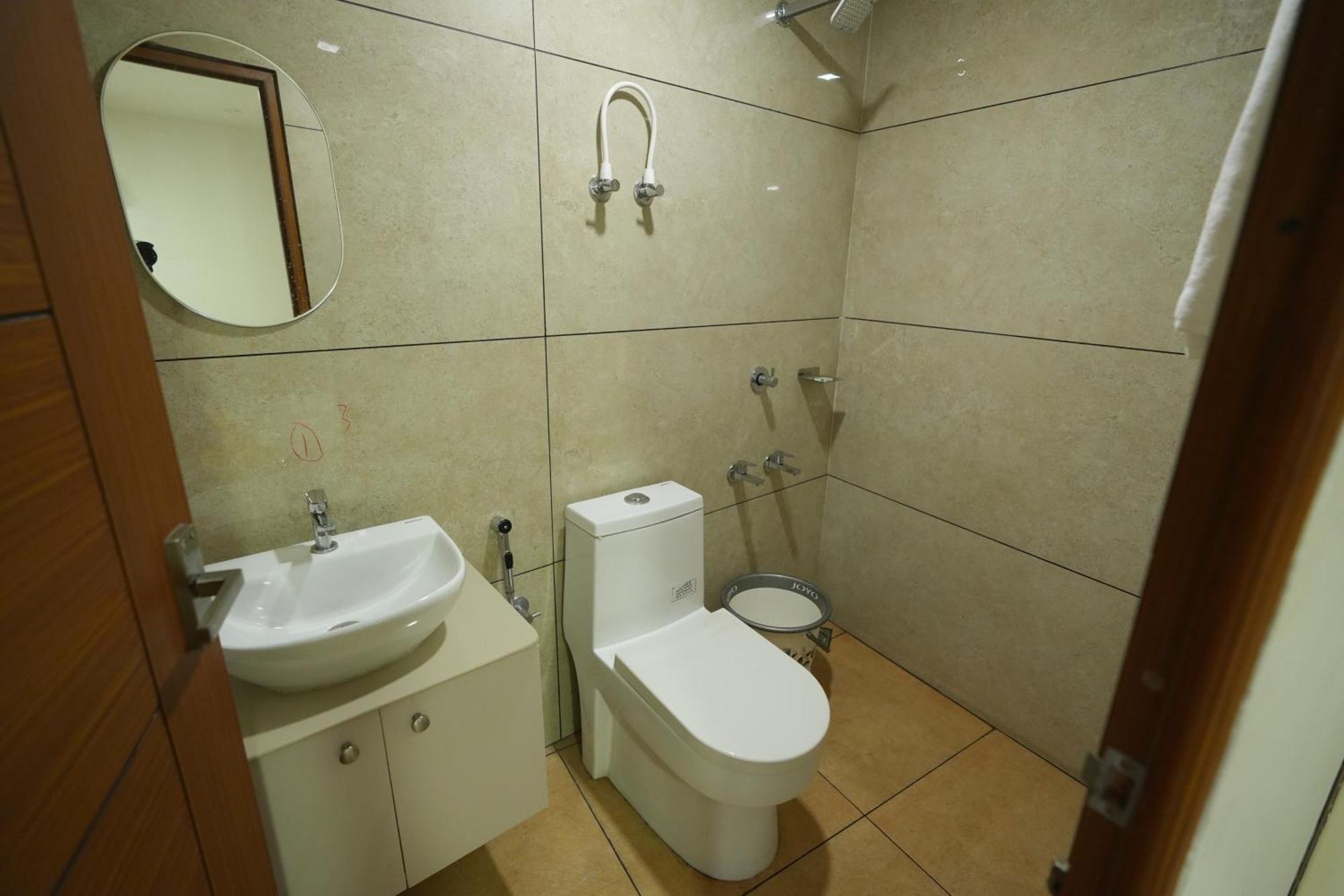 Готель Amsher Suit Lulu Mall Road Kochi Екстер'єр фото